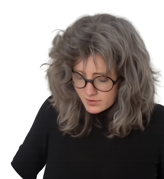 Portraitfoto, grauhaarige Person mit Brille, schwarzes Oberteil